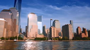 Güneş çarpıcı binaların güzel cephelerini yansıtıyor. New York 'un muhteşem mimarisi, ABD nehirden.