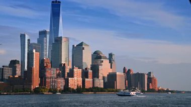 Sürat teknesi muhteşem binalarla rıhtıma doğru gidiyor. Nehirden New York manzarası.