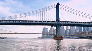 New York, ABD, 4 Temmuz 2025: Meşhur Manhattan Köprüsü ve hareket eden bir tren. Brooklyn Köprüsü ve New York silueti.