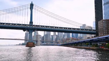 Modern New York 'un limanı, ABD. Nehirden Manhattan Köprüsü 'nün alçak açılı görüntüsü.