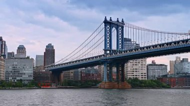 Doğu Nehri üzerinde Manhattan Köprüsü olarak biliniyor. Nehir manzarasının alçak açısı. Kasvetli bir günde New York 'tan bir nehir teknesi.