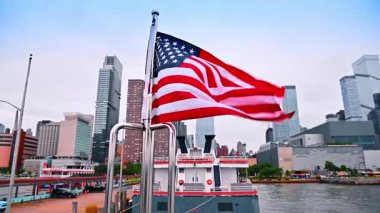 Rüzgarda dalgalanan Amerikan bayrağı. New York, ABD 'deki nehir teknesinde..