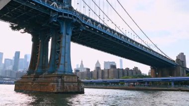 Teknede Manhattan Köprüsü 'nün altından geçiyoruz. New York, ABD 'den çarpıcı bir nehir turu.