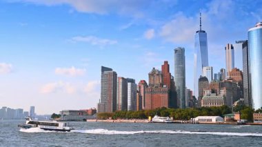 New York, ABD, 8 Temmuz 2025: Nehir botu kıyıdan hızla uzaklaşıyor. New York, ABD 'de tekne turu..