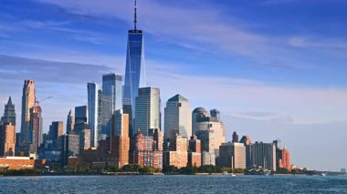 New York, ABD 'deki eski ve modern gökdelenler. Gündüz vakti nehir manzarasından şehre bak.