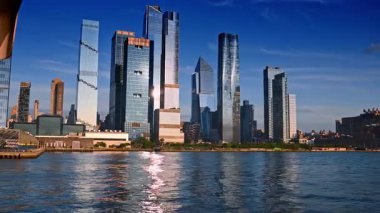 New York, ABD, 8 Temmuz 2025: New York, ABD 'de gökdelendeki modern stil yüksek binalar. Nehir manzarasından şehre alçak açılı görüş.