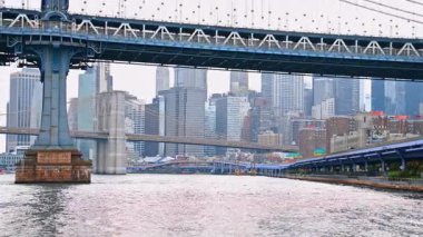 New York, ABD, 8 Temmuz 2025: Nehir manzarasından Manhattan Köprüsü 'nü izlemek. Gündüz vakti New York, ABD 'de East River' da tekne turu.