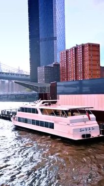 New York, ABD, 8 Temmuz 2025: New York 'un rıhtım yatı. New York rıhtımına yanaşmış bir yat canlı kent manzarasını ve ikonik mimariyi gözler önüne seriyor..