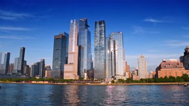 NYC 'nin göz kamaştırıcı siluetini keşfedin. Açık ve güneşli bir günde, New York şehrinin rıhtım boyunca uzanan etkileyici siluetine hayran kaldım..