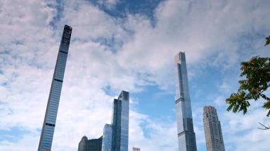 New York, ABD, 8 Temmuz 2025: Central Park yakınlarındaki Skyline. Central Park, New York 'ta gökdelenler mavi gökyüzünün altında yükselerek modern mimariyi ön plana çıkarıyor..