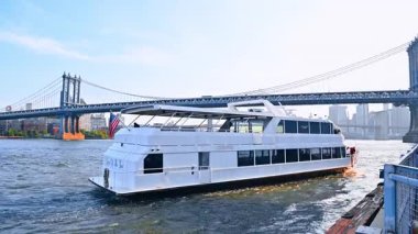 New York, ABD, 8 Temmuz 2025: Tekne New York 'taki East River' a doğru yola çıktı. Arka planda Çarpıcı Manhattan Köprüsü.