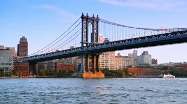 New York, ABD 'deki Muhteşem Manhattan Köprüsü. Nehir manzarasından metropolün düşük açılı görüntüsü.