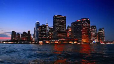 Pencereleri açık modern binaların muhteşem silueti. Geceleri nehir manzarasından New York 'un alçak açılı manzarası.