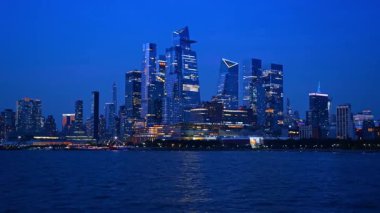 Günbatımında New York, ABD 'nin gökyüzü. Nehir kıyısından geçen teknenin görüntüsü.