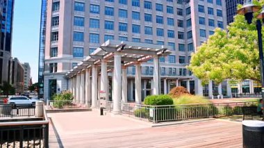 Jersey, ABD, 1 Temmuz 2025: Jersey, NJ, ABD 'deki güzel yüksek binalar. Gündüzleri çok katlı binaların düşük açılı görüntüsü.