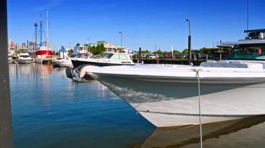 Güzel beyaz motorlu tekne ranzayı bağladı. Rıhtımın yakınındaki diğer tekne ve yatlar. Araba parkında. Jersey, ABD.