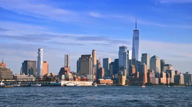 Şehir merkezindeki modern New York 'un görkemli silueti. Bazı tekneler su yüzeyinde..