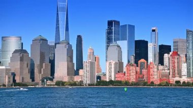 Manhattan 'ın ufuk çizgisindeki güzel modern binalar. New York şehir merkezinden Jersey, NJ, ABD 'deki mavi su manzarasına bakın..