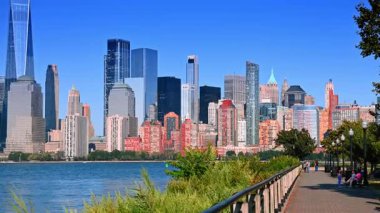 Jersey, ABD, 1 Temmuz 2025 güneşli bir günde Hudson Nehri 'nin kıyısında güzel bir yürüyüş. Jersey 'den Manhattan siluetinin tadını çıkarıyorum..