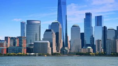 Hudson Nehri 'nin karşısındaki modern Manhattan' ın göz kamaştırıcı silueti. Jersey 'den New York' a.