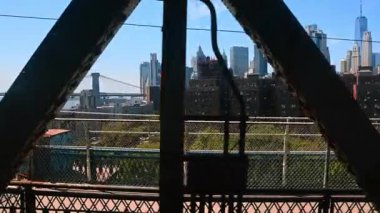 Jersey, ABD, 1 Temmuz 2025: Manhattan Köprüsü 'nden geçen trenin içinde seyahat edin. Arkaplanda New York şehir manzarasına bak.