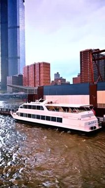 New York, ABD, 8 Temmuz 2025: New York, ABD 'deki rıhtımda duran çift katlı yolcu gemisi. Metropolis 'te nehir botu turu. Dikey video.
