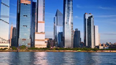New York, ABD, 8 Temmuz 2025: New York, ABD 'nin ufuk çizgisindeki modern cam binalar. Taşıyıcının görüntüsü - Manhattan Hudson Yards 'da turistik cazibe.