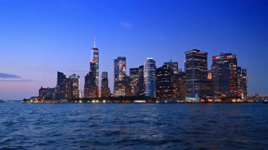 Muhteşem Manhattan, geceleri göz kamaştırıcı aydınlatma. Nehir manzarasından New York ufuk çizgisine bak.