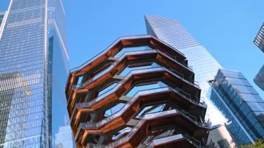 New York, ABD, 8 Temmuz 2025: Modern New York, ABD 'nin ziyaretçi merkezi. Manhattan 'daki Taşıyıcı Heykel' in düşük açılı görüntüsü.