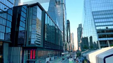 New York, ABD, 8 Temmuz 2025: Modern New York, ABD 'nin ziyaretçi merkezi. Manhattan 'daki Taşıyıcı Heykel' in düşük açılı görüntüsü.