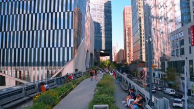 New York, ABD, 8 Temmuz 2025: Modern New York, ABD 'nin ziyaretçi merkezi. Manhattan 'daki Taşıyıcı Heykel' in düşük açılı görüntüsü.