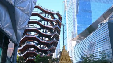 New York, ABD, 8 Temmuz 2025: Modern New York, ABD 'nin ziyaretçi merkezi. Manhattan 'daki Taşıyıcı Heykel' in düşük açılı görüntüsü.