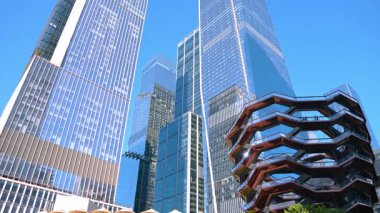 New York, ABD, 8 Temmuz 2025: Modern New York, ABD 'nin ziyaretçi merkezi. Manhattan 'daki Taşıyıcı Heykel' in düşük açılı görüntüsü.