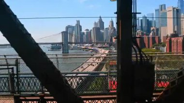 New York 'un nehir kenarındaki otobanlara bakın. Manhattan Köprüsü 'nden geçen trenle git..