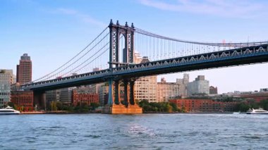 Batan güneşin ışığında Manhattan Köprüsü 'nün desteği. New York, ABD 'de East River' a seyahat.