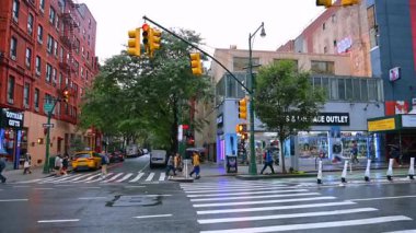 Yağmurlu bir günde New York sokaklarında dolaşmak. Canlı metropolün gün içindeki olağan yaşam tarzı..