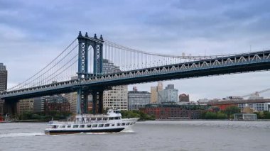 Nehir yatı Manhattan Köprüsü 'ne doğru gidiyor. Gemi gezisinden New York 'u gezmek.