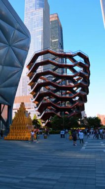 Gemi heykel görüntüsü düşük açılı perspektiften. İnsanlar fotoğraf çekiyor ve New York, ABD 'de bir dönüm noktası boyunca yürüyorlar. Dikey video.