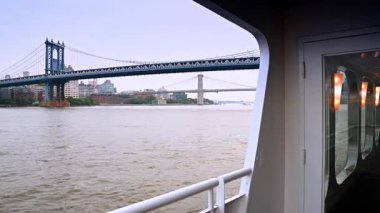 Doğu Nehri 'nden geçen bir nehir teknesinden görüntüler. Manhattan Köprüsü 'nü ve Brooklyn Köprüsü' nü gözlüyorum..