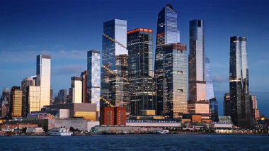 New York, ABD 'nin rıhtımındaki inanılmaz cam yüksek binalar. Nehirden Manhattan 'ın günbatımı manzarası.