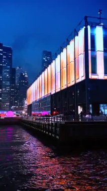 New York City 'de gece yarısı iskele 17' de renkli ışıklar var. South Street Liman İskelesi 17 gece New York 'ta renkli ışıklarla parıldıyor..