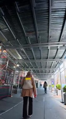 New York 'ta insanların yürüdüğü bir iskele geçidi. New York 'ta inşaat halindeki insanların yürüdüğü, darağacının olduğu bir sokak manzarası..