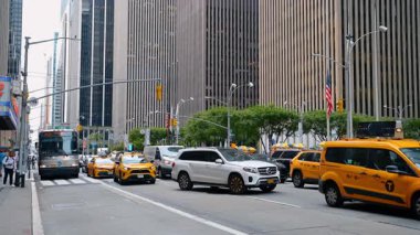 New York, ABD, 1 Ağustos 2025: New York şehir merkezinde otobüs ve taksi trafiği. New York şehir merkezinde otobüs, taksi ve gökdelenli sokak trafiği.
