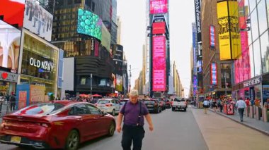 New York, ABD, 1 Ağustos 2025: Times Meydanı trafiği ve New York 'taki reklam panoları. New York Times Meydanı 'nda arabalar, reklam panoları ve kalabalık.