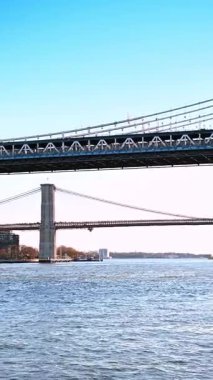Manhattan ve Brooklyn Köprüleri, East River üzerinde. Doğu Nehri boyunca uzanan Manhattan ve Brooklyn Köprüleri manzarası.