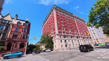 New York, ABD, 1 Ağustos 2025: Manhattan caddesindeki tarihi ve modern binalar. Manhattan 'daki tarihi tuğla binalar ve modern mimari ile cadde boyunca park etmiş arabaların karışımı..