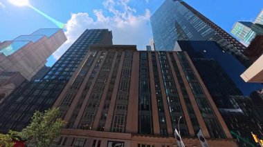 New York, ABD, 1 Ağustos 2025: Manhattan şehir merkezindeki gökdelenler. Manhattan 'da gökyüzünde güneş parlayan uzun cam ve beton kuleler.