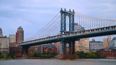 New York 'ta gün batımında Manhattan Köprüsü. Manhattan Köprüsü 'nün doğu nehri üzerindeki yakın görüntüsü ve arka planda şehir binaları..