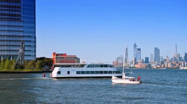 Jersey City ve Manhattan manzaralı park alanı. Jersey 'de sakin bir park alanı. Manhattan' a tepeden bakan bankları ve lambaları var..
