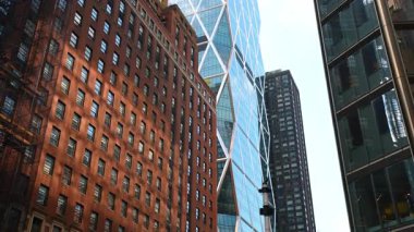 Manhattan şehir merkezindeki tarihi ve modern binalar. New York şehir merkezindeki tarihi kırmızı tuğla ve modern cam gökdelenlerin manzarası.